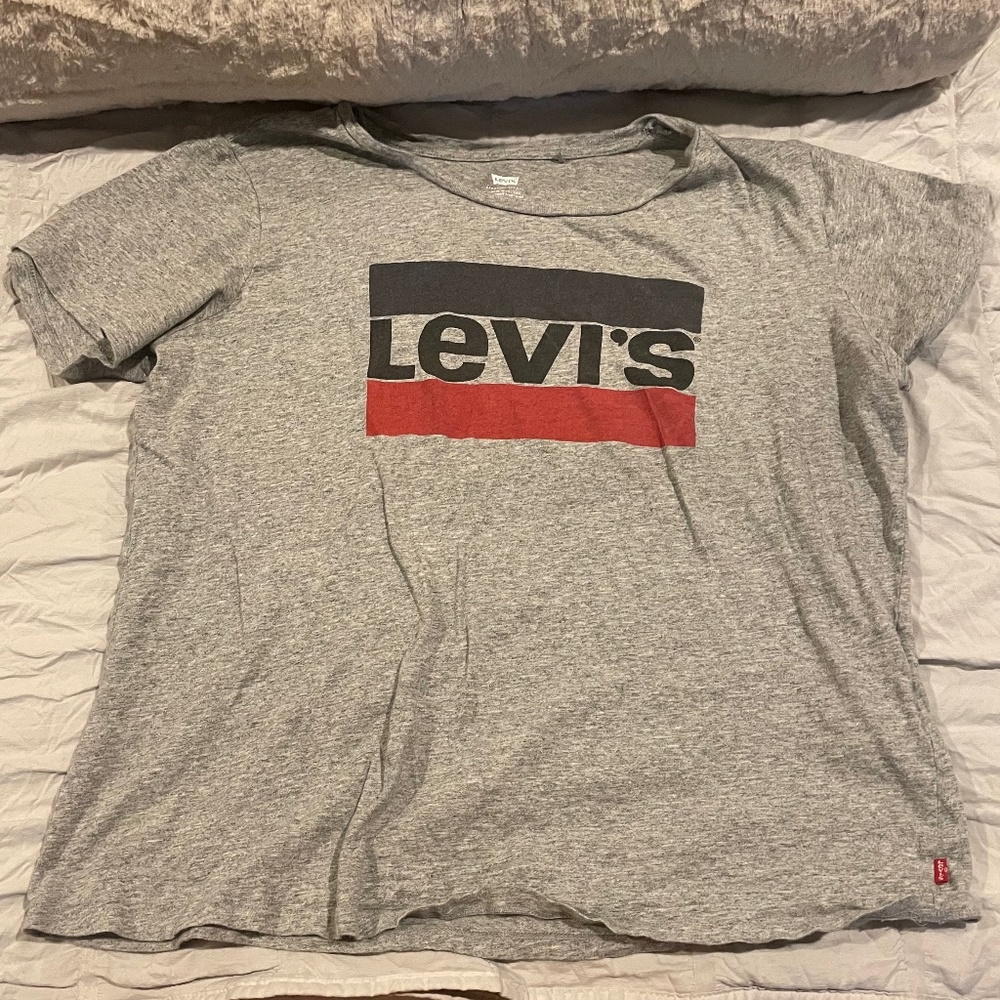 levi’s logo shirt